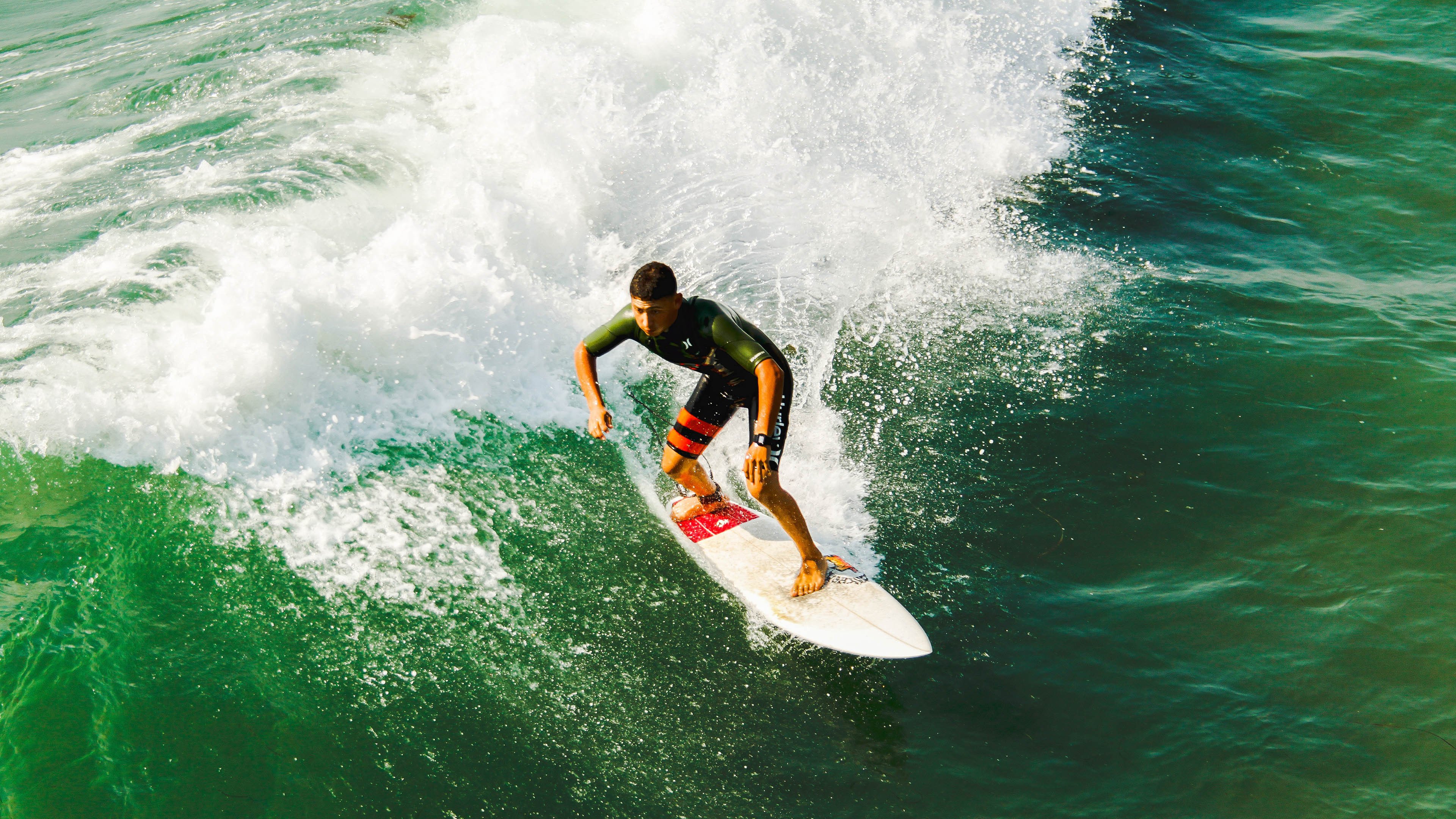 “三叉湖赛场:水上救生挑战让观众感受真正的救援速度”
