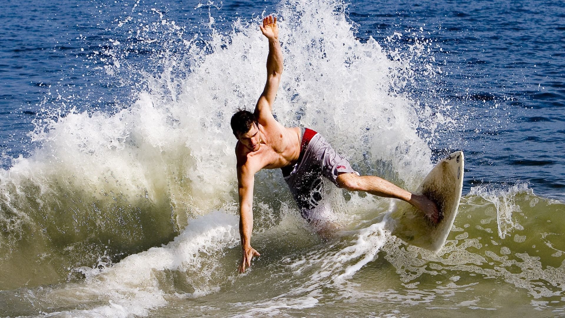 “拳击选手全力出击，四川省体育馆迎来激烈角逐”